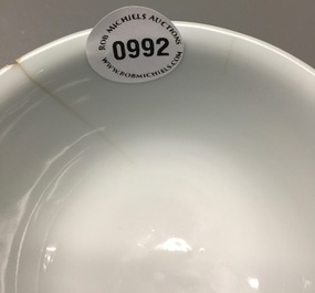 Een Chinese drakenkom met decor in groen en aubergine, Kangxi merk en periode
