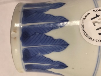 Een blauw-witte Chinese meiping vaas met floraal decor, Kangxi