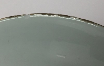 Une assiette en porcelaine de Chine famille verte, marque et p&eacute;riode de Kangxi