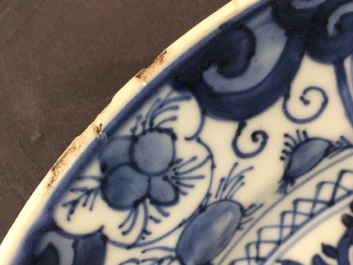 Une assiette en porcelaine de Chine bleu et blanc d'apr&egrave;s un mod&egrave;le de Delft, Qianlong, 18&egrave;me