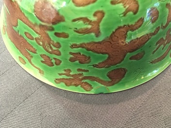 Une paire de bols aux dragons en porcelaine de Chine vert et aubergine, marque et &eacute;poque de Kangxi