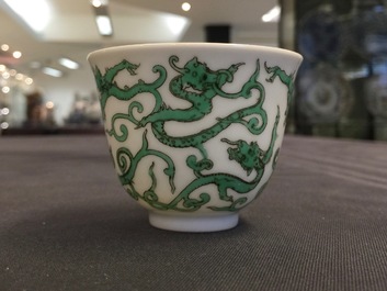 Une tasse &agrave; vin en porcelaine de Chine au dragon, 19/20&egrave;me