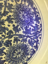Un plat aux fleurs de lotus en porcelaine de Chine bleu et blanc, Dynastie Ming, marque et p&eacute;riode de Wanli (1573-1619)