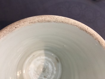 Un pot &agrave; pinceaux en porcelaine de Chine rouge monochrome, marque et p&eacute;riode de Kangxi