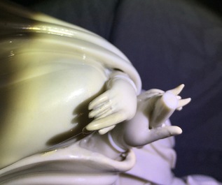 Een Chinese blanc de Chine Guanyin met reli&euml;fmerk, 18e eeuw