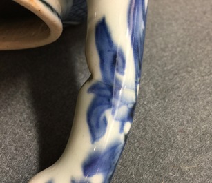 Un pot &agrave; vin en porcelaine de Chine bleu et blanc de type Kraak, Wanli, 1573-1619