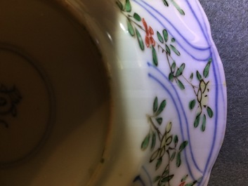 Een lot van 6 Chinese famille verte koppen en 7 schotels met decor van hanen, Kangxi
