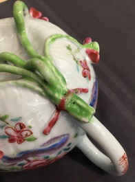 Een paar Chinese famille rose theepotten met hanen, Yongzheng, 1723-1735