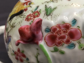 Een paar Chinese famille rose theepotten met hanen, Yongzheng, 1723-1735