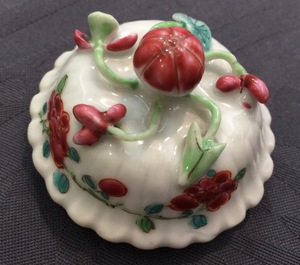 Een paar Chinese famille rose theepotten met hanen, Yongzheng, 1723-1735