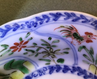 Een lot van 6 Chinese famille verte koppen en 7 schotels met decor van hanen, Kangxi