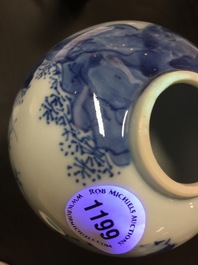Un vase en porcelaine de Chine bleu et blanc, Kangxi