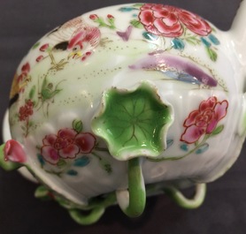 Een paar Chinese famille rose theepotten met hanen, Yongzheng, 1723-1735