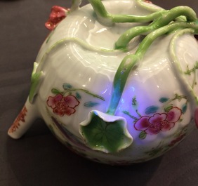 Een paar Chinese famille rose theepotten met hanen, Yongzheng, 1723-1735