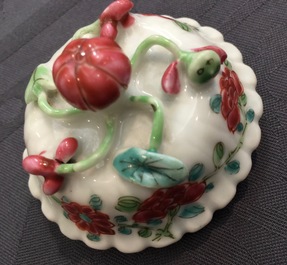 Een paar Chinese famille rose theepotten met hanen, Yongzheng, 1723-1735