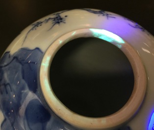 Un vase en porcelaine de Chine bleu et blanc, Kangxi