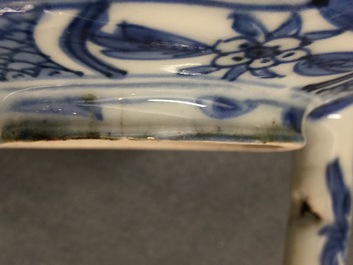 Un pot &agrave; vin en porcelaine de Chine bleu et blanc de type Kraak, Wanli, 1573-1619