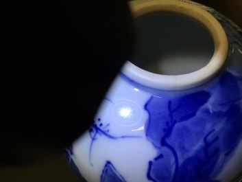 Un vase en porcelaine de Chine bleu et blanc, Kangxi