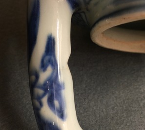 Un pot &agrave; vin en porcelaine de Chine bleu et blanc de type Kraak, Wanli, 1573-1619