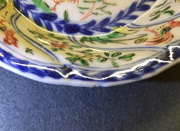 Een lot van 6 Chinese famille verte koppen en 7 schotels met decor van hanen, Kangxi