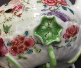 Een paar Chinese famille rose theepotten met hanen, Yongzheng, 1723-1735