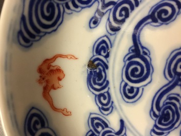 Une paire d'assiettes en porcelaine de Chine aux chauve-souris parmis nuages, marque et p&eacute;riode de Guangxu