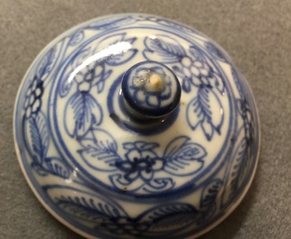 Un pot &agrave; vin en porcelaine de Chine bleu et blanc de type Kraak, Wanli, 1573-1619