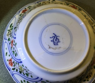 Een lot van 6 Chinese famille verte koppen en 7 schotels met decor van hanen, Kangxi