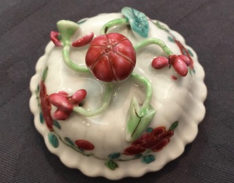 Een paar Chinese famille rose theepotten met hanen, Yongzheng, 1723-1735