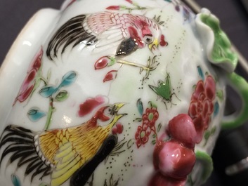 Een paar Chinese famille rose theepotten met hanen, Yongzheng, 1723-1735