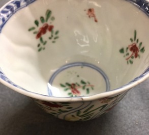 Een lot van 6 Chinese famille verte koppen en 7 schotels met decor van hanen, Kangxi