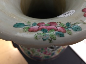 Een paar grote Chinese famille rose vazen, 19e eeuw