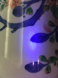 Une paire de vases en porcelaine de Chine famille verte de type rolwagen, Kangxi