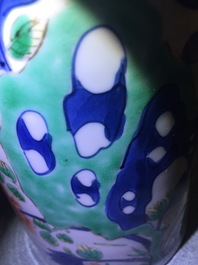 Une paire de vases en porcelaine de Chine famille verte de type rolwagen, Kangxi