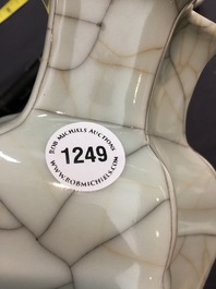 A Chinese ge-type double lozenge vase,18/19th C.