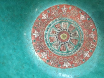 Un bol et un pot couvert en porcelaine de Chine de type Bencharong pour le march&eacute; thai, 19&egrave;me