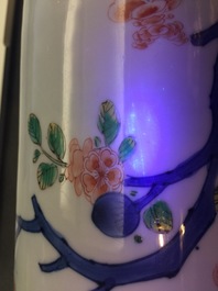 Une paire de vases en porcelaine de Chine famille verte de type rolwagen, Kangxi