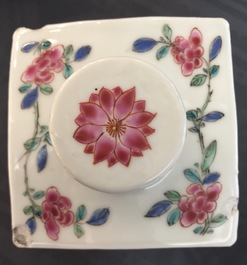 Een paar vierkante Chinese famille rose theebussen met deksels, Yongzheng, 1723-1735