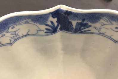 Un bol en porcelaine de Chine bleu et blanc &agrave; d&eacute;cor de cavaliers, Kangxi