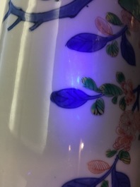 Une paire de vases en porcelaine de Chine famille verte de type rolwagen, Kangxi