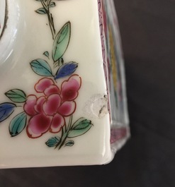 Een paar vierkante Chinese famille rose theebussen met deksels, Yongzheng, 1723-1735