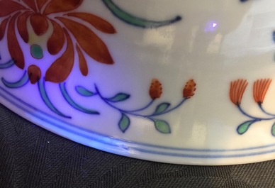 Un bol en porcelaine de Chine doucai aux canards mandarins, marque et prob. &eacute;poque de Qianlong