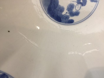 Un bol en porcelaine de Chine bleu et blanc &agrave; d&eacute;cor de cavaliers, Kangxi