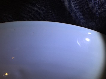 Un plat en porcelaine de Chine famille rose &agrave; d&eacute;cor de fleurs et papillons, Yongzheng, 1723-1735