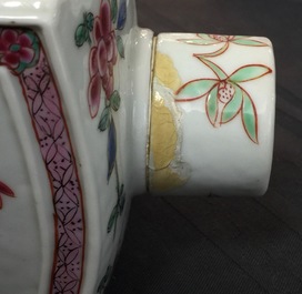 Een paar vierkante Chinese famille rose theebussen met deksels, Yongzheng, 1723-1735
