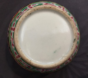 Un bol et un pot couvert en porcelaine de Chine de type Bencharong pour le march&eacute; thai, 19&egrave;me