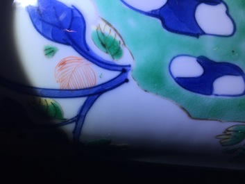 Une paire de vases en porcelaine de Chine famille verte de type rolwagen, Kangxi