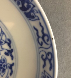 Een paar Chinese blauw-witte borden met lotusdecor, Guangxu merk en periode
