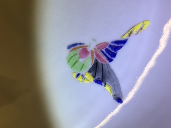 Un plat en porcelaine de Chine famille rose &agrave; d&eacute;cor de fleurs et papillons, Yongzheng, 1723-1735