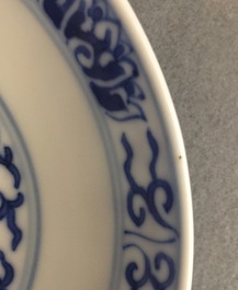 Een paar Chinese blauw-witte borden met lotusdecor, Guangxu merk en periode